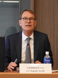 就任会見に臨む三菱ふそうトラック・バスのハートムット・シック社長兼CEO=13日、川崎市(臼井慎太郎撮影) 就任会見に臨む三菱ふそうトラック・バスのハートムット・シック社長兼CEO=13日、川崎市(臼井慎太郎撮影)