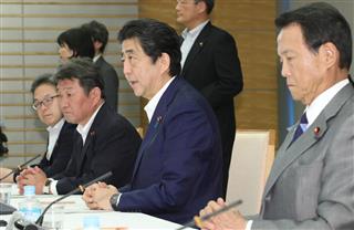 経済財政諮問会議で発言する安倍首相(中央) 経済財政諮問会議で発言する安倍首相(中央)