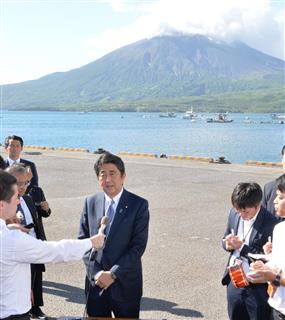 自民党総裁選への出馬を表明する安倍晋三首相。後方は桜島=26日午後、鹿児島県垂水市(奥清博撮影) 自民党総裁選への出馬を表明する安倍晋三首相。後方は桜島=26日午後、鹿児島県垂水市(奥清博撮影)
