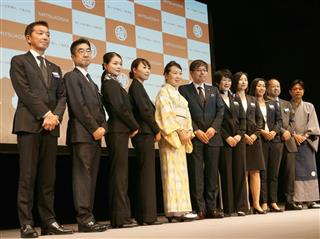 接客を強化する日本橋三越本店のコンシェルジュら=6日、東京都中央区 接客を強化する日本橋三越本店のコンシェルジュら=6日、東京都中央区