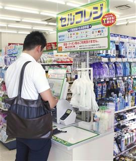 ファミリーマートJR吉塚駅店に導入された「セルフレジ」。コンビニの人手不足感は強く、大手は省力化投資も行っている=8月、福岡市 ファミリーマートJR吉塚駅店に導入された「セルフレジ」。コンビニの人手不足感は強く、大手は省力化投資も行っている=8月、福岡市