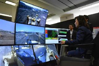 5G通信を使って重機を遠隔操作する野田聖子氏=14日、東京都港区(高木克聡撮影) 5G通信を使って重機を遠隔操作する野田聖子氏=14日、東京都港区(高木克聡撮影)