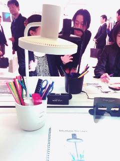 子供向けデスクライト「BALMUDATheLight(バルミューダザ・ライト)」=23日、東京都文京区(飯田耕司撮影) 子供向けデスクライト「BALMUDATheLight(バルミューダザ・ライト)」=23日、東京都文京区(飯田耕司撮影)