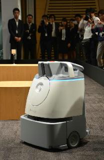 ソフトバンクロボティクスが発表した業務用の吸引式ロボット掃除機=19日、東京都江東区 ソフトバンクロボティクスが発表した業務用の吸引式ロボット掃除機=19日、東京都江東区