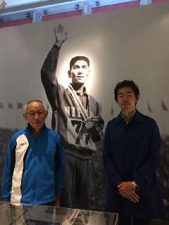 福島・須賀川市の「円谷幸吉メモリアルホール」を訪れた筆者と父親の君原健二さん
