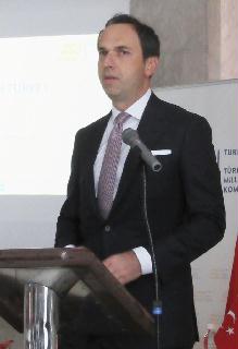 講演するトルコのバイラクタル・エネルギー天然資源副大臣=11月15日、東京都渋谷区の在日トルコ大使館 講演するトルコのバイラクタル・エネルギー天然資源副大臣=11月15日、東京都渋谷区の在日トルコ大使館