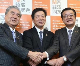 関西経済同友会の深野弘行次期代表幹事(中央)=10日午後、大阪市北区(彦野公太朗撮影) 関西経済同友会の深野弘行次期代表幹事(中央)=10日午後、大阪市北区(彦野公太朗撮影)