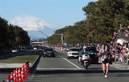 箱根駅伝８区で富士山を背に、先頭を走る東洋大（右手前）を追う東海大ランナー。その後ろを大会本部車の白いセンチュリーが走る＝３日、神奈川県茅ケ崎市