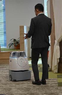 三菱地所が報道陣に公開した自動清掃ロボットの実証実験。人を検知すると自動的に回避する＝２２日、東京都千代田区（平尾孝撮影）