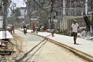 半分しか舗装されていないフィリピン・ボラカイ島の目抜き通り=2018年10月(共同) 半分しか舗装されていないフィリピン・ボラカイ島の目抜き通り=2018年10月(共同)