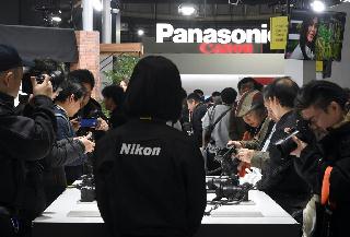 展示された製品を手にとって熱心に見る来場者=28日午前、横浜市のパシフィコ横浜(酒巻俊介撮影) 展示された製品を手にとって熱心に見る来場者=28日午前、横浜市のパシフィコ横浜(酒巻俊介撮影)