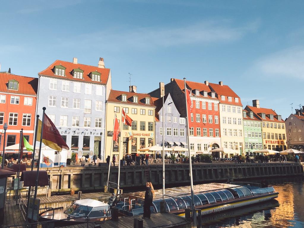 カラフルな建物が立ち並ぶコペンハーゲンの観光名所ニューハウン。かわいい北欧雑貨屋さんやおしゃれなカフェがたくさんあり、自転車での周遊にぴったりです（高取美樹さん提供）