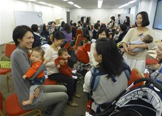 育児休業からの復帰に備えるセミナーに参加する岩佐敬子さん(左端)ら母親=2月21日、東京都内 育児休業からの復帰に備えるセミナーに参加する岩佐敬子さん(左端)ら母親=2月21日、東京都内