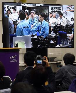 衝突装置作動後、小惑星探査機「はやぶさ2」の退避行動成功が確認され管制室内では拍手が起こった=5日午前、相模原市中央区のJAXA相模原キャンパス(川口良介撮影) 衝突装置作動後、小惑星探査機「はやぶさ2」の退避行動成功が確認され管制室内では拍手が起こった=5日午前、相模原市中央区のJAXA相模原キャンパス(川口良介撮影)