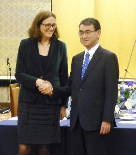 握手する河野外相とマルムストローム欧州委員=10日午後、東京都港区 握手する河野外相とマルムストローム欧州委員=10日午後、東京都港区