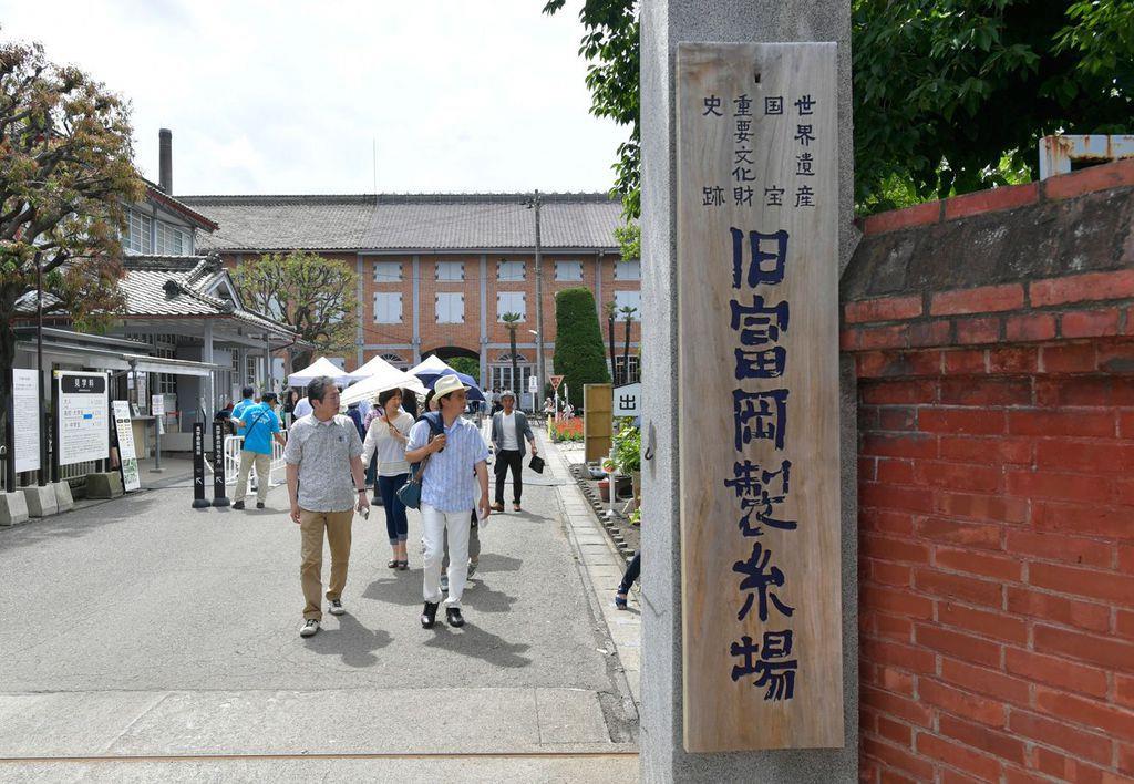 2016年06月17日、観光客が訪れる旧富岡製糸場（群馬県富岡市　写真＝時事通信フォト）