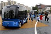 福建省福州市の福州飛鳳山スマート公園に百度が提供した自動運転バス。車体は全長約５メートル、幅約２メートルで、８席が環状に配置されている（中国新聞社）