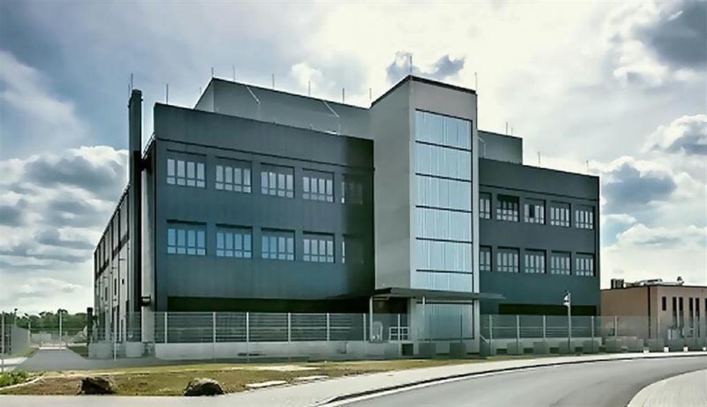 ＮＴＴコミュニケーションズが独フランクフルト郊外に開設する「ドイツフランクフルト４データセンター（ＦＲＡ４）」の外観イメージ