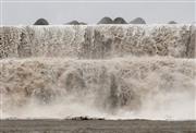 台風１０号の影響で、高波をかぶった漁港の堤防＝１５日午前６時２分、高知県安芸市