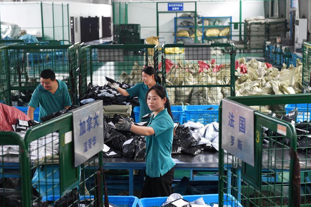 「独身の日」を控え、国際小包を分類する従業員ら＝２日、中国安徽省（ロイター＝共同）
