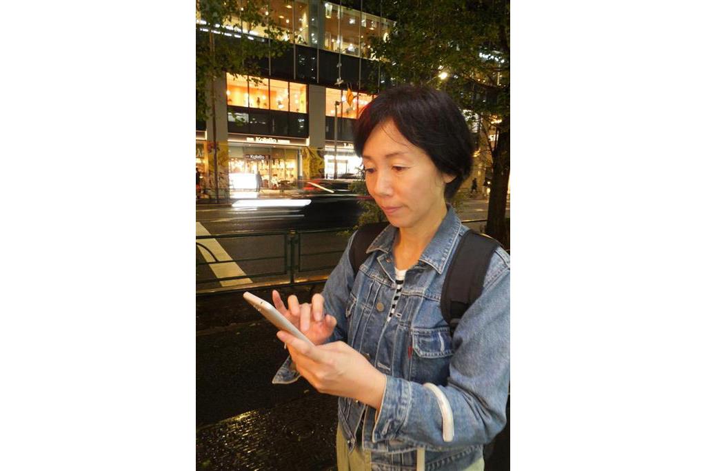 「ご近所ワーク」を活用する小倉由佳里さん。スマホによる位置情報で、現在地近くの仕事を探すこともできる（重松明子撮影）