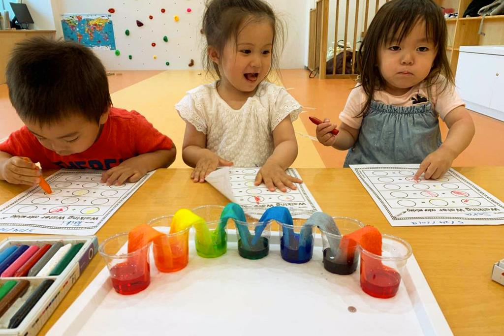 2歳児クラスになると、Artsの授業でも、色の構成を学びます。提供：GGIS
