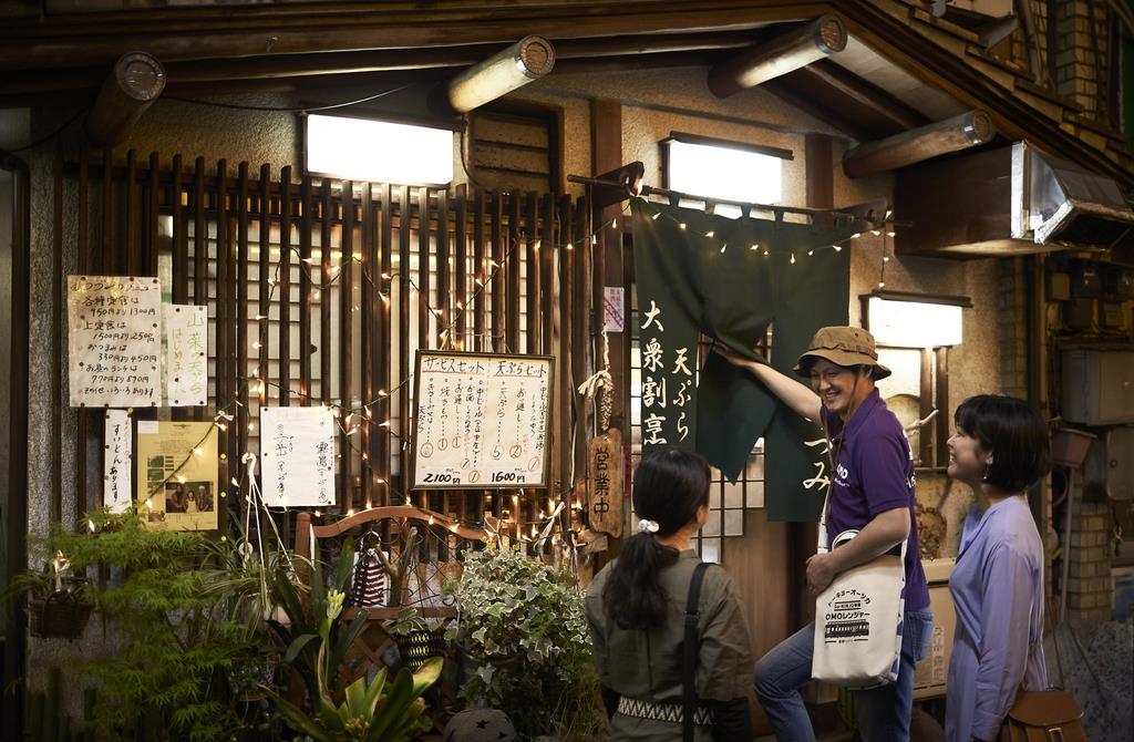 「星野リゾートＯＭＯ５東京大塚」では訪日客に人気の居酒屋を案内し夜の楽しみを広げている（星野リゾート提供）