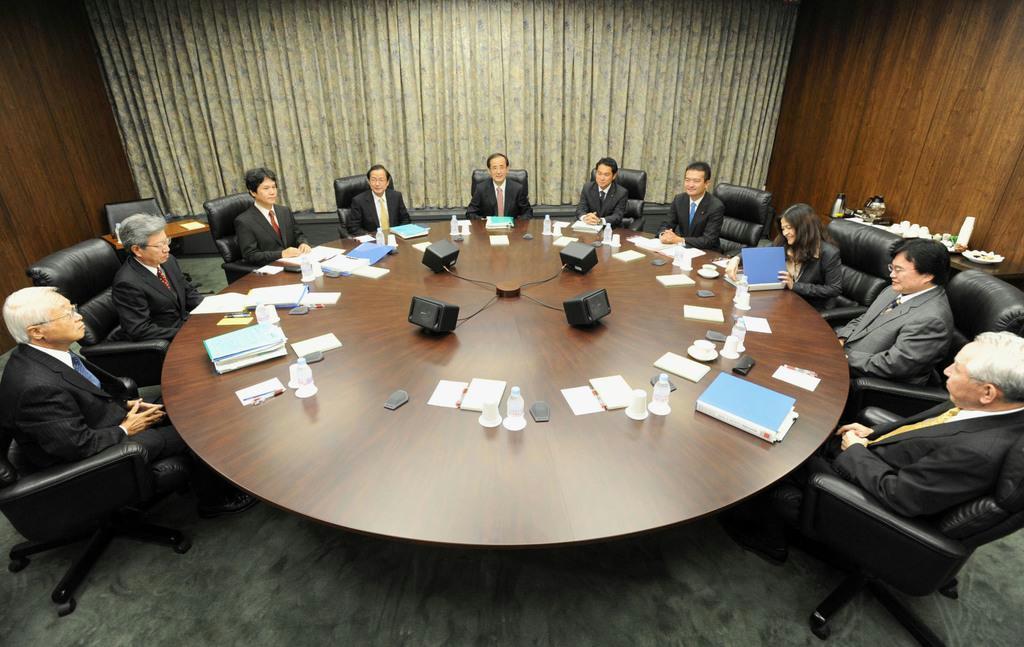 ２００９年１０月、金融政策決定会合に臨む白川総裁（中央）ら＝日銀本店