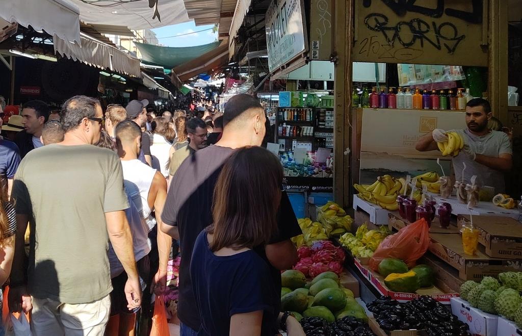 テルアビブ最大のマーケットのカルメル市場。いろいろな店が並び、歩くだけでも楽しい