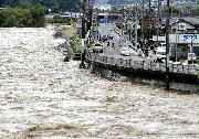 大雨で増水した飛騨川＝８日午前１１時３８分、岐阜県下呂市