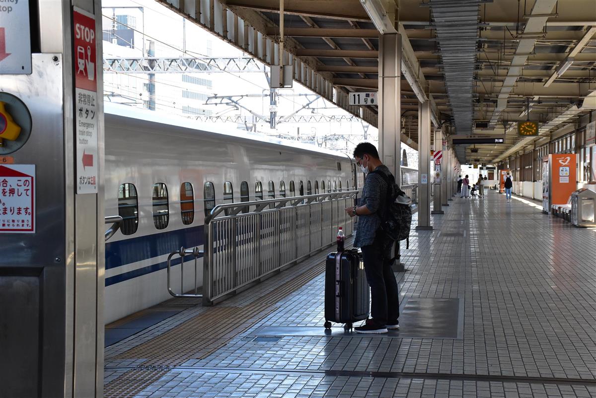 上りの東海道新幹線が到着しても、乗降客はわずかだ＝１３日午前、ＪＲ静岡駅（田中万紀撮影）
