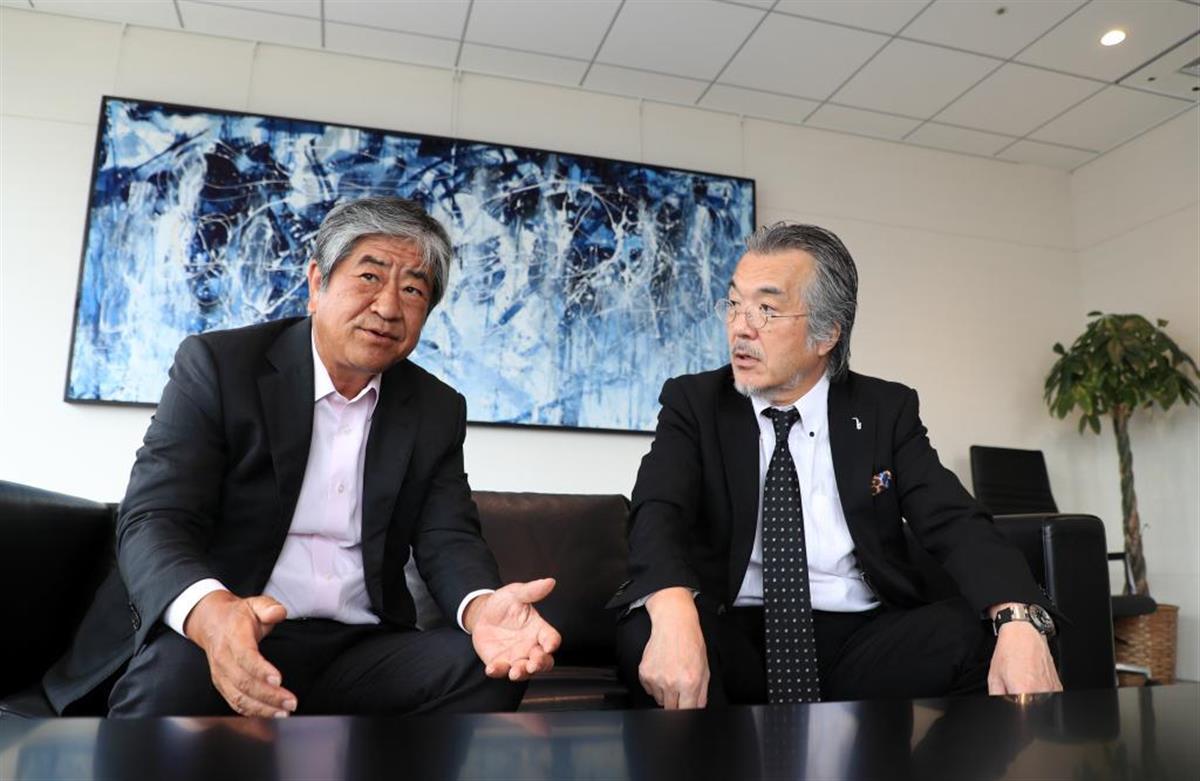 クリーク・アンド・リバー社の井川幸広社長（左）と日本工業新聞の鶴田東洋彦社長