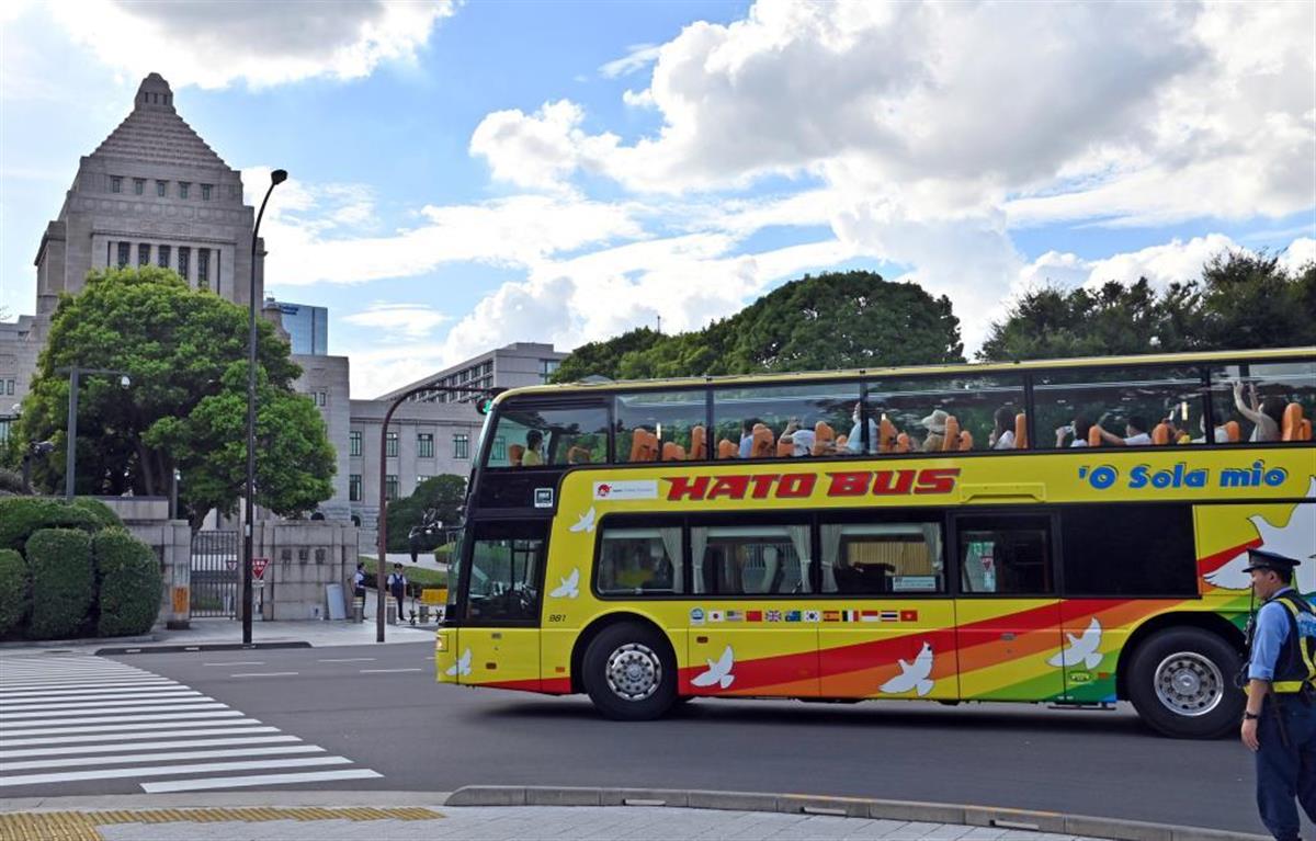 国会議事堂前を通過するはとバス。「ＧｏＴｏトラベル」の対象に東京都が追加されれば、観光地での客足回復が期待される＝東京都千代田区