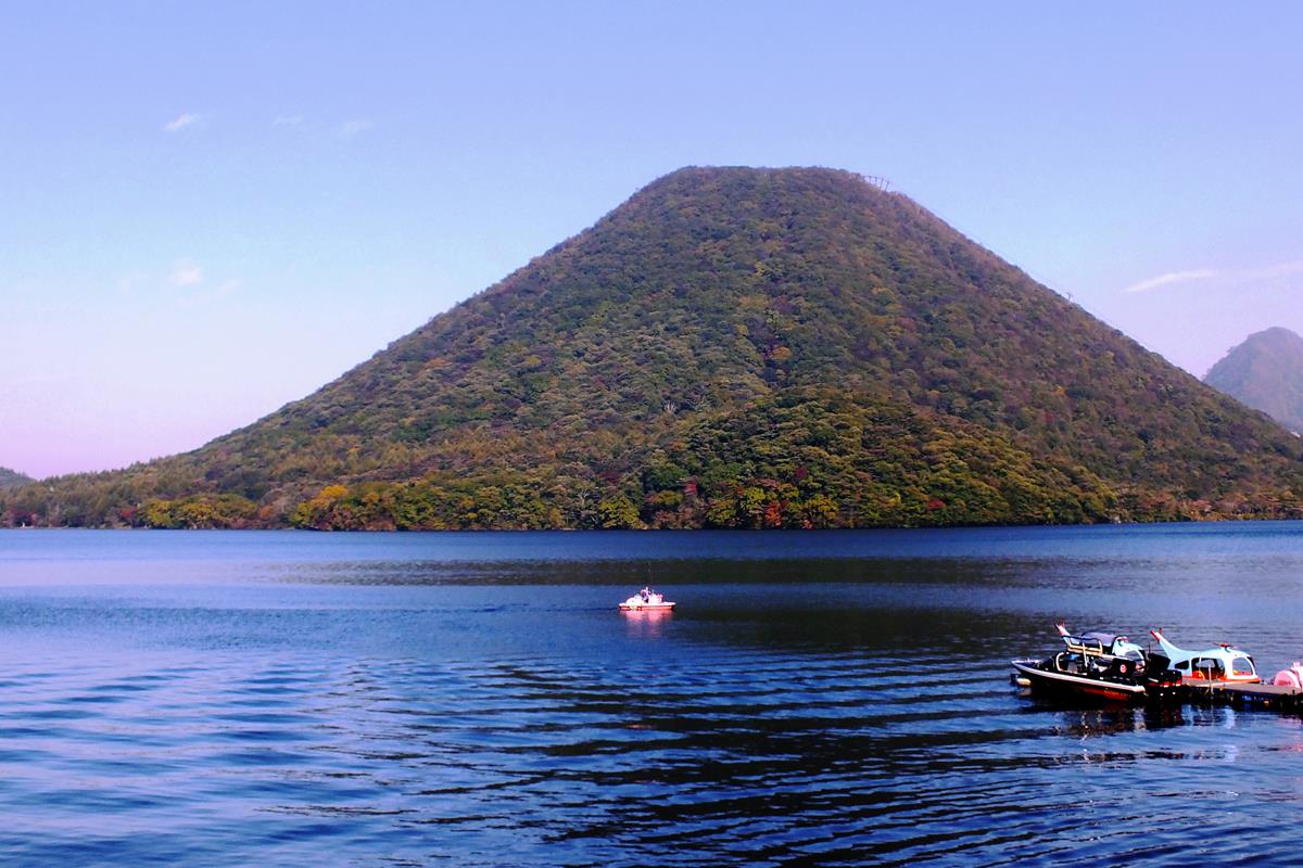 高崎市の榛名湖は都心からアクセスもしやすく、紅葉狩りの名所としても知られる