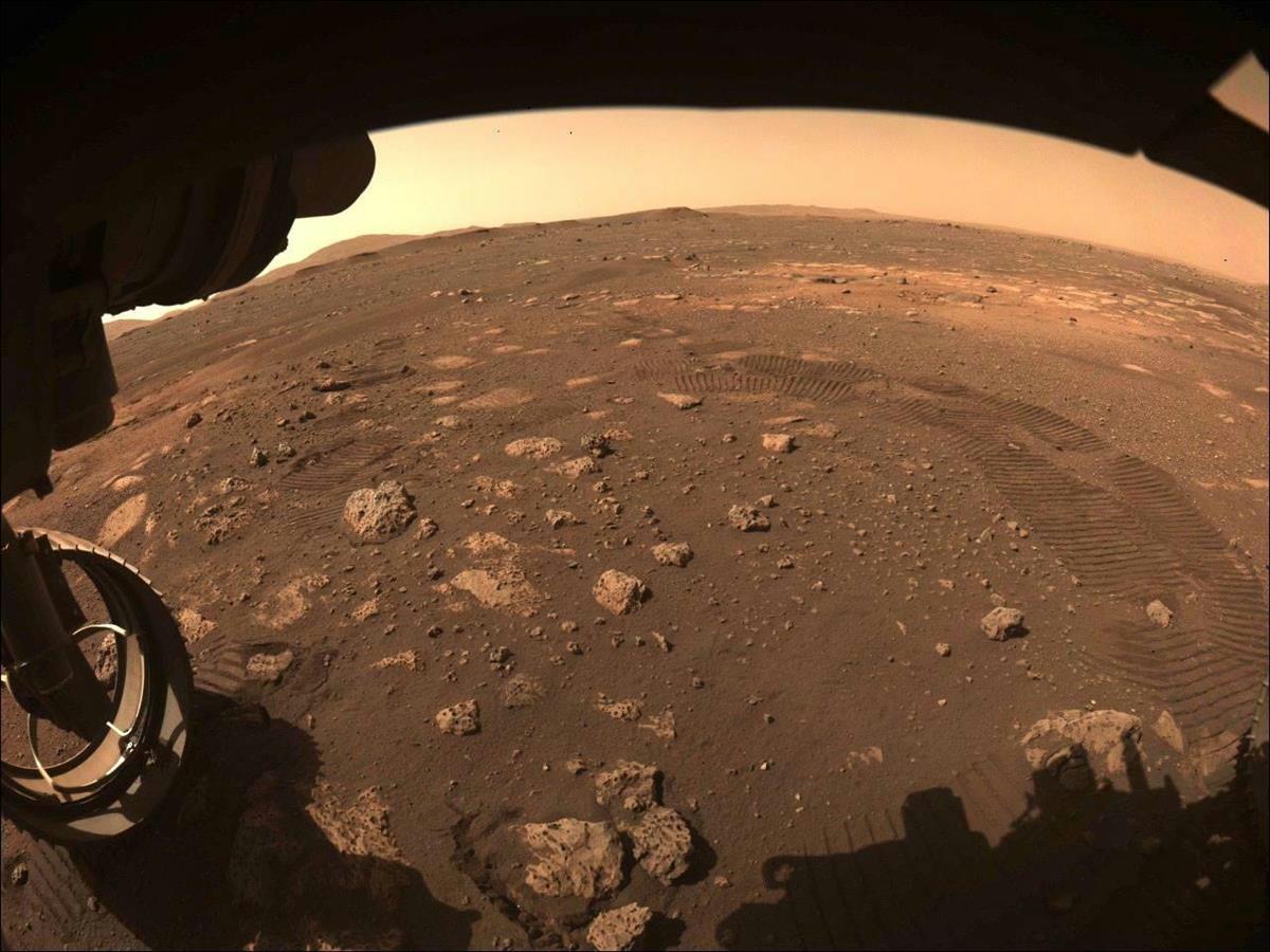 火星探査車「パーシビアランス」の車体下部のカメラが捉えた初走行のわだち（NASA/JPL-Caltech）