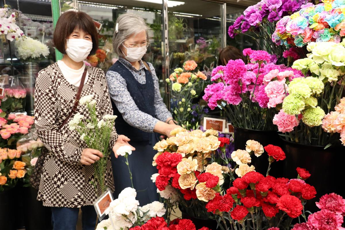 母の日に向けて花を選ぶ女性ら＝京都市中京区（鈴木文也撮影）