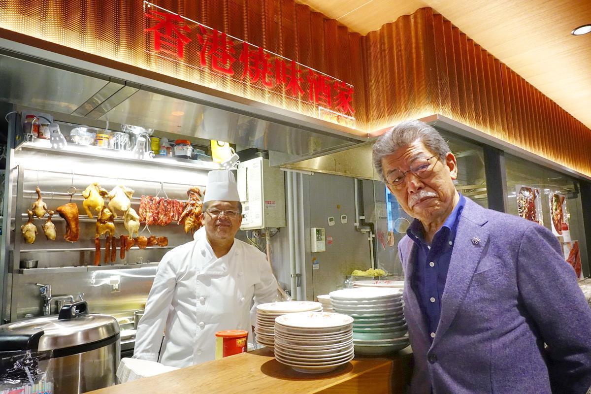 「香港焼味酒家」を出店している「赤坂璃宮」の代表、譚彦彬さん（画像右）と料理長の根津光信さん。香港で「焼味」と呼ぶローストされた肉がぶら下がる、本場さながらの店舗（SankeiBiz編集部）