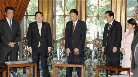 閣議に臨む鳩山由紀夫首相（中央）と閣僚＝１２日、国会内