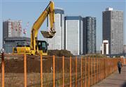 都内のマンション工事現場。消費者のマンション購入価格は下がり続けている＝昨年１２月（ブルームバーグ）