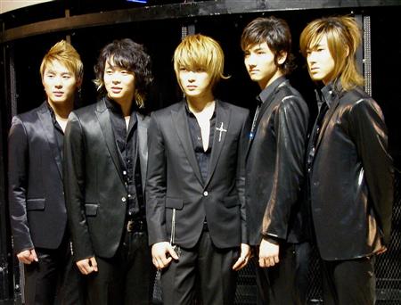 活動停止を発表した東方神起