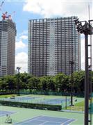 昨年３月に完成したブリリアマーレ有明。最上階の３３階に居住者専用のプールがある