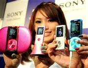 昨年１０月から順次発売されたソニー「ウォークマン」の新機種＝２０１０年９月１５日、東京・大手町（森川潤撮影）