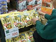 店頭に並べられた「１杯でしじみ７０個分のちからみそ汁」。ビールやおつまみと合わせた陳列で消費者にアピールする＝東京都中野区のキッチンコート東中野店