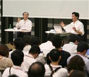 孫正義・ソフトバンク社長と堀義人・グロービス社長が時間無制限で討論。孫氏（左）と堀氏はお互い話し続け譲らない場面もあった＝５日、午後、東京・銀座（小野淳一撮影）