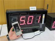 ＮＴＴドコモが開発した超高速充電バッテリー（後ろは充電量を示すモニター）＝２１日、東京都千代田区のＮＴＴドコモ本社