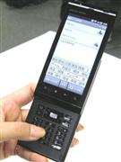 従来型携帯と同じキー操作環境でスマホの機能を利用できるＫＤＤＩの「ＡＱＵＯＳＰＨＯＮＥＩＳ１４ＳＨ」＝１９日、東京都千代田区