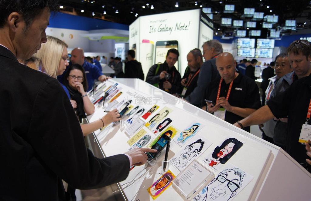 サムスンのブースのスマホ・コーナー＝米足ラスベガス