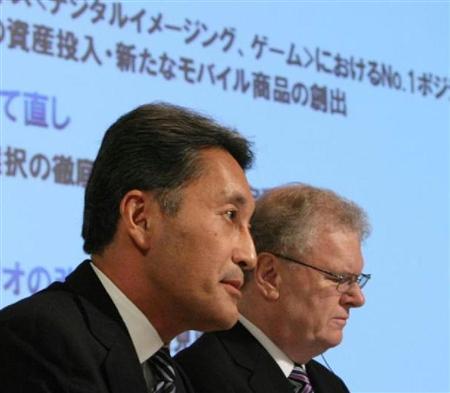 ソニーの平井一夫・副社長（左）と、ハワード・ストリンガー会長兼ＣＥＯ