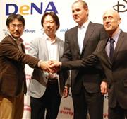 事業提携を発表するＤｅＮＡの守安功社長（左から２人目）とウォルト・ディズニー・ジャパンのポール・キャンドランド社長（同３人目）ら＝３０日、東京都新宿区