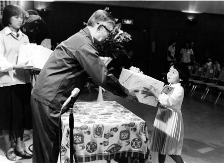 ソニー創業者、井深氏から社員の子供らひとりひとりにランドセルが手渡される（ソニー提供）